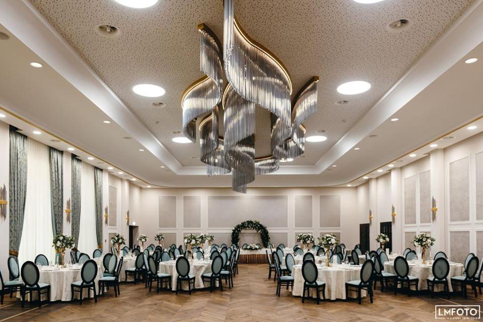 Debowy Dwor Hotel Ruda Rozaniecka ภายนอก รูปภาพ