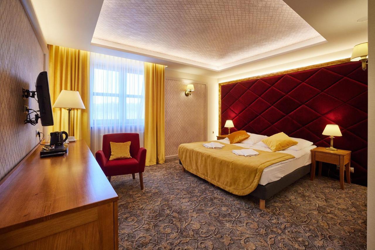 Debowy Dwor Hotel Ruda Rozaniecka ภายนอก รูปภาพ