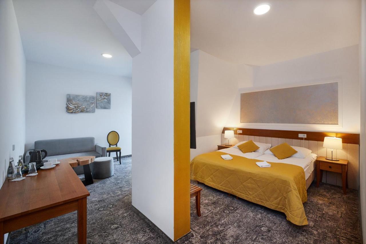 Debowy Dwor Hotel Ruda Rozaniecka ภายนอก รูปภาพ