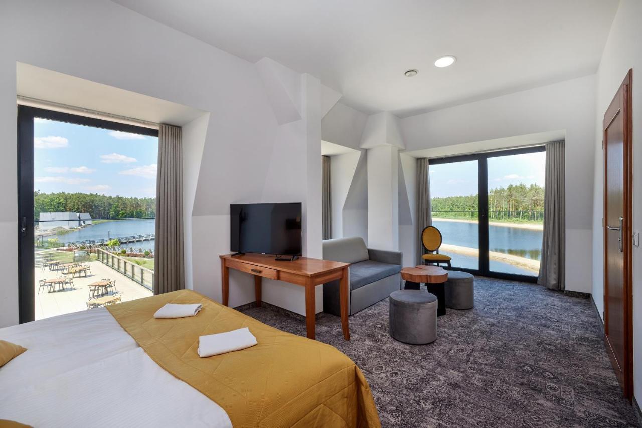 Debowy Dwor Hotel Ruda Rozaniecka ภายนอก รูปภาพ