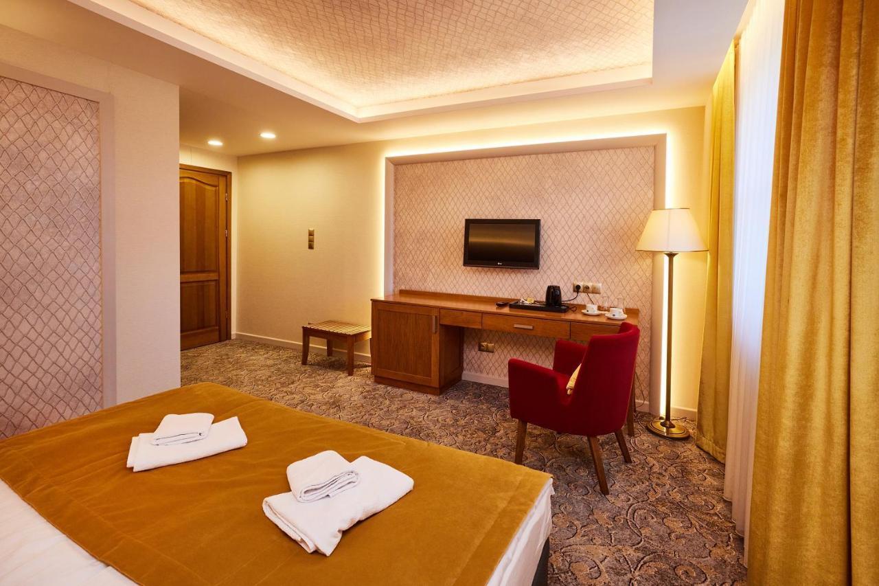 Debowy Dwor Hotel Ruda Rozaniecka ภายนอก รูปภาพ