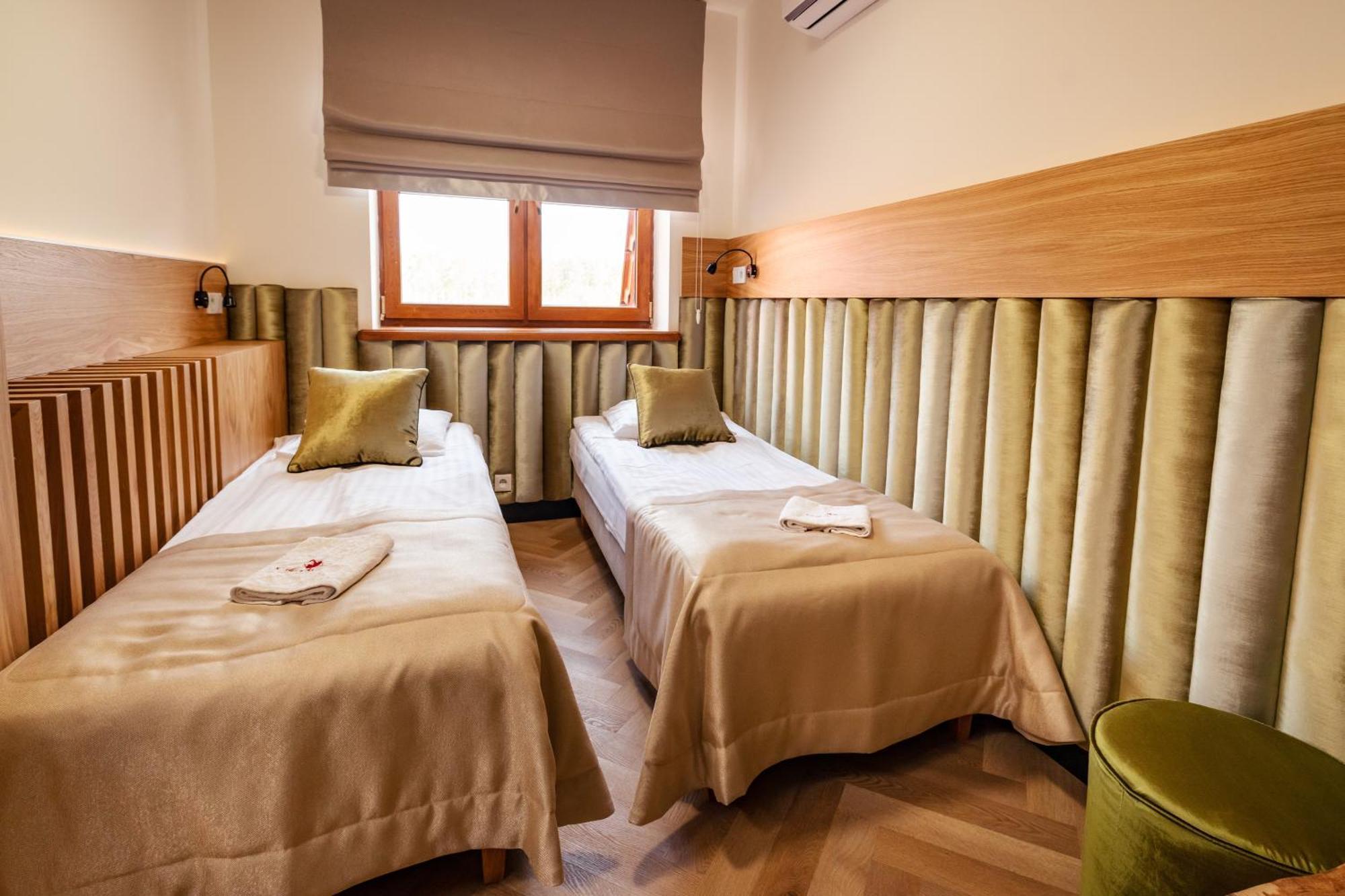 Debowy Dwor Hotel Ruda Rozaniecka ภายนอก รูปภาพ