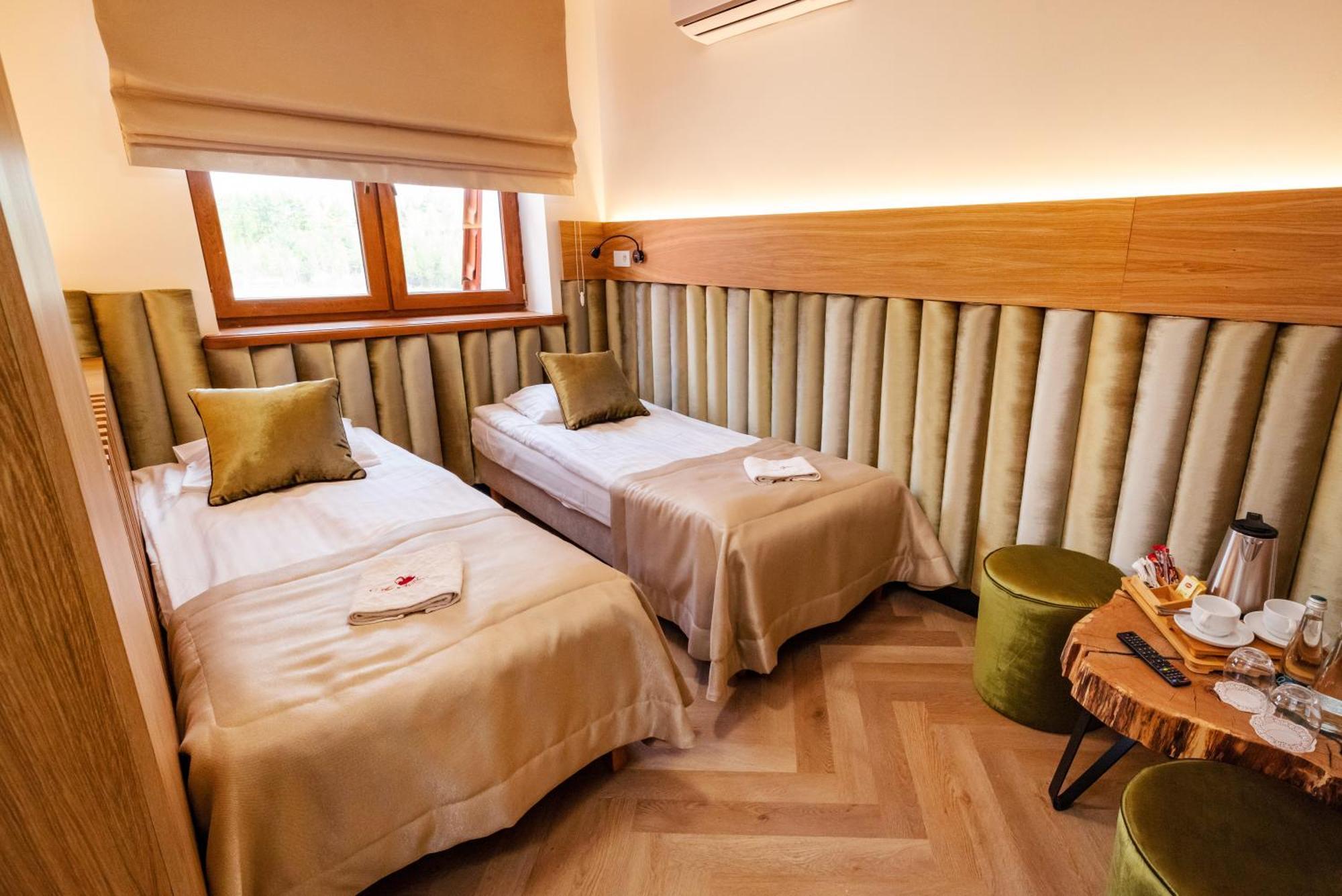 Debowy Dwor Hotel Ruda Rozaniecka ภายนอก รูปภาพ